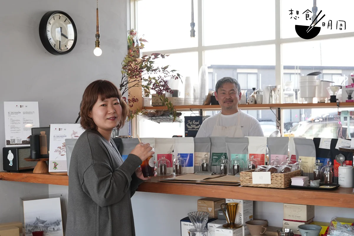 毋忘初心，店主西田武史（右）在外出磨練完手藝，最後還是選擇回到家鄉和歌山開設精品咖啡，豐富當地咖啡文化。