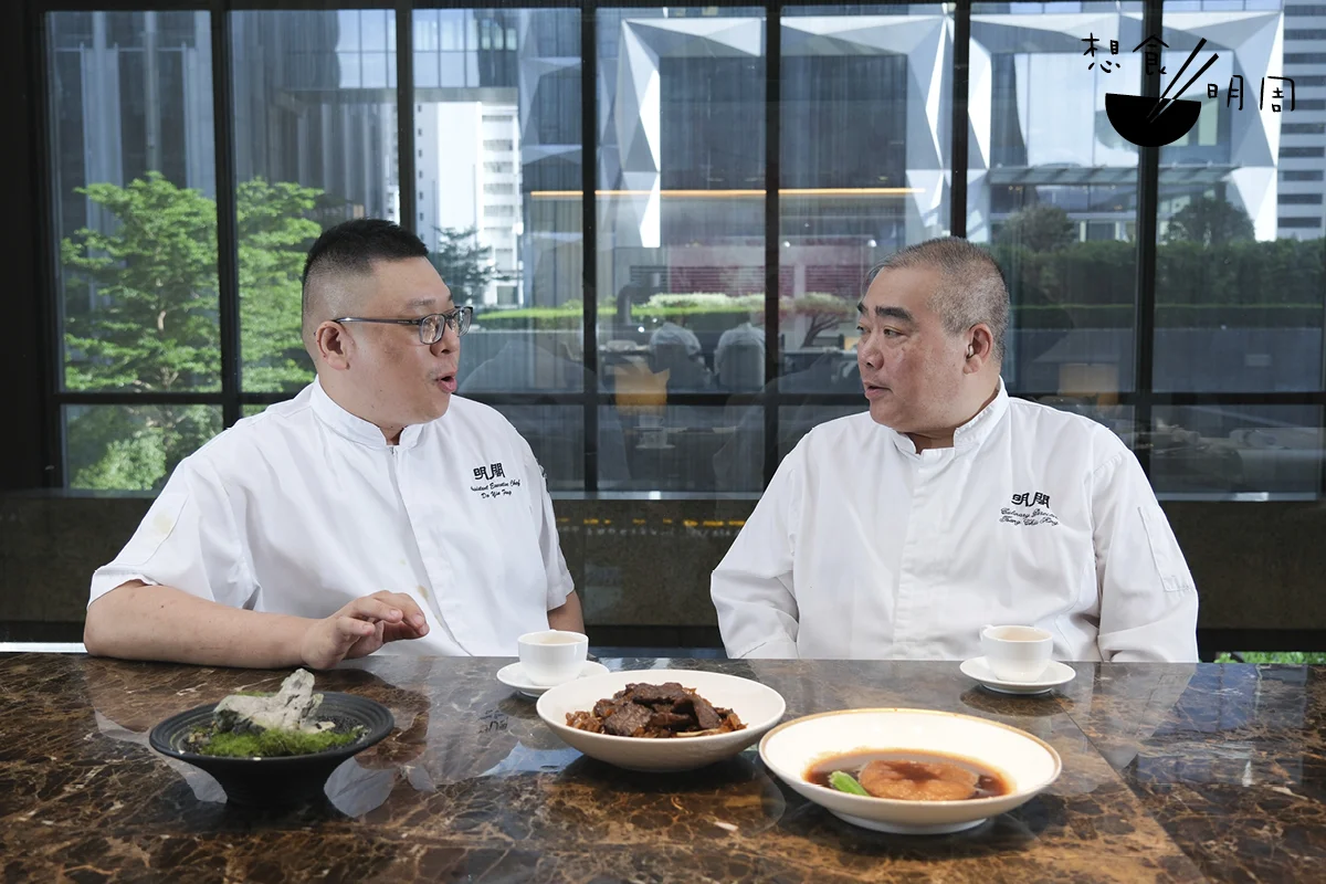 非遺能提升粵菜關注度，但傳承才是關鍵。曾超敬（右）雖喜得堵耀灃（左）成為副手，但他感嘆培養人才不易，若非天賦與熱誠兼備的年輕人，傳授技藝亦徒勞無功。