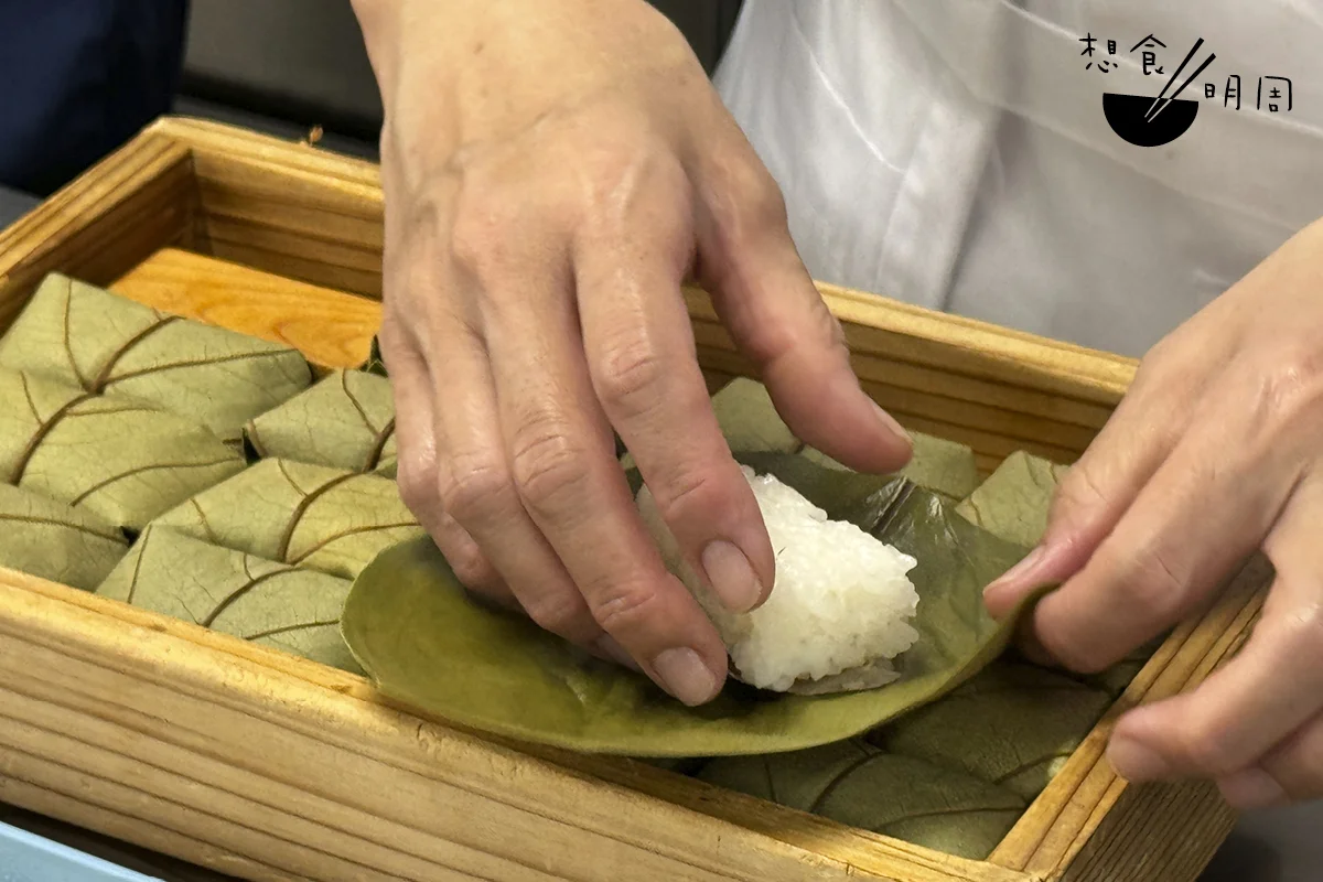 柿葉如保鮮紙，防菌存鮮，為壽司延長食用期。