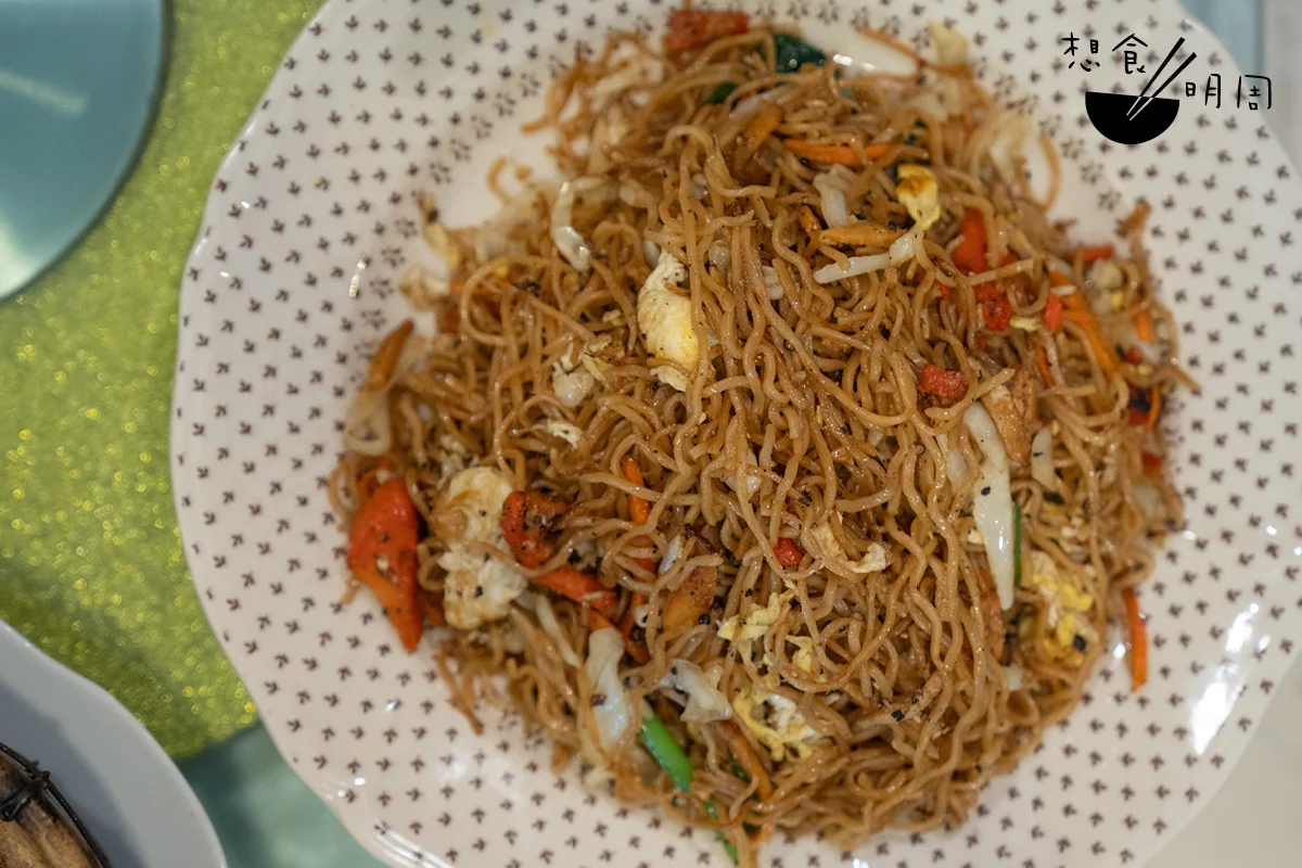 春園茶室的干撈麵。陳師傅分享用白胡椒的心得：「將火力調至最大，待白胡椒粒爆香後再加水煮湯，才能讓胡椒的香氣發揮到極致。」認真烹調，才不辜負農夫付出的心血。