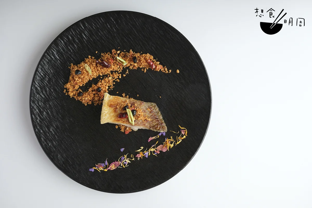 名為「漁港風華」的避風塘鹹魚蓉豆豉煎馬友魚,揉合了鹹魚及豆豉製作技藝,味道讓本地食客感到親切。非遺,本是接地氣。