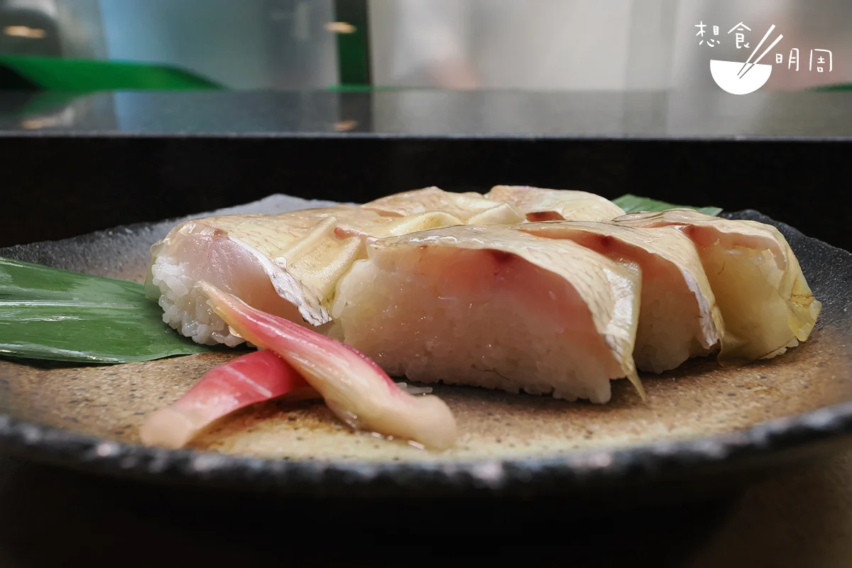 肉質較緊實的和歌山小鯛，配有帶爽感的白板昆布，配上軟糯壽司飯，每一層都是不同的味道及口感。