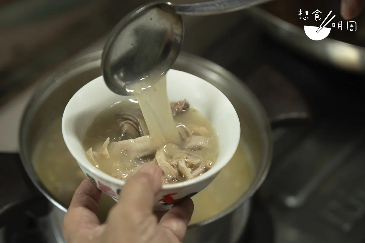 客家家庭必備的胡椒豬肚湯,以一個半小時熬製的鮮香帶甜,白胡椒辛香濃郁。