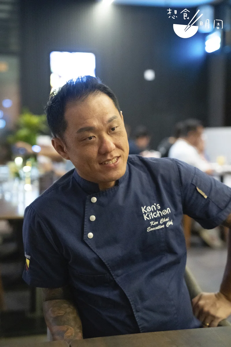 大廚Ken從新加坡回 到 古 晉 ， 希 望 以 經 驗、見識和技巧，將 家鄉的特色資源推廣 給來自世界各地的遊 客。