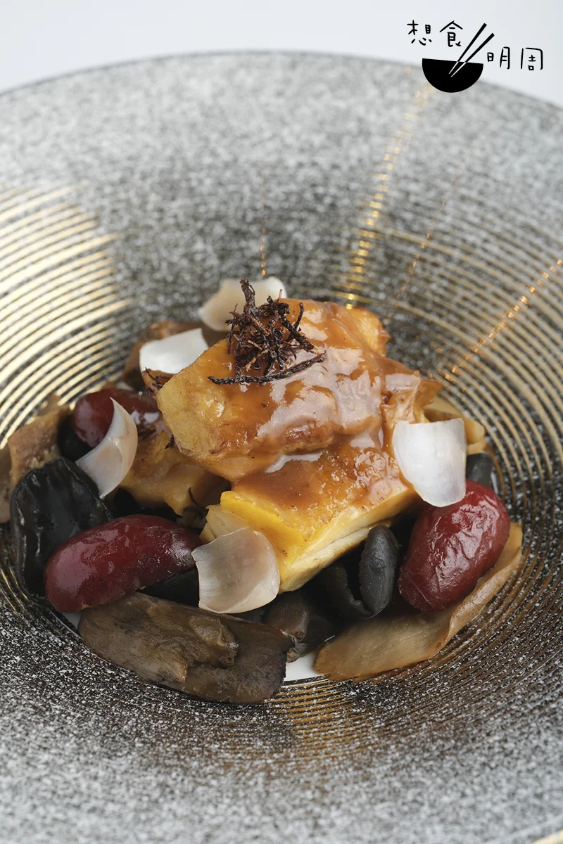 「陳滷菌珍」是非遺宴的其中一道亮點菜式。江師傅旨在發揚非遺清單上的「潮州滷水食品製作技藝」,於是以農場雞、牛肝菌、陳皮等創作這道菜式。