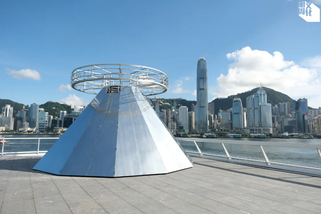 因為燈塔，你會知道那
裏就是一片土地，林欣
傑的作品就設在維多利
亞港旁，恰恰呼應維港
的夜色，那本來就是一
個巨大的燈塔。