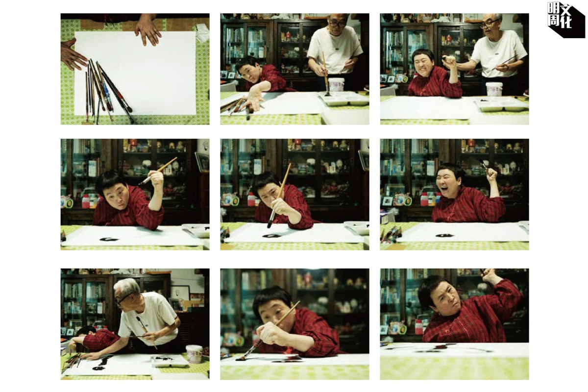 香港展能藝術家廖東梅坐在輪椅,難以控制肌肉,但她還能作畫。(香港展能藝術會提供)