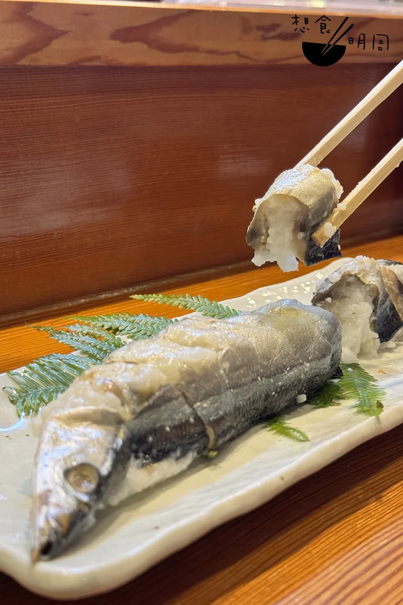 熟壽司多帶着酸味及鹽漬味，大多數現代人吃不慣，因 此會輕輕蘸七味粉、醬油等調味。