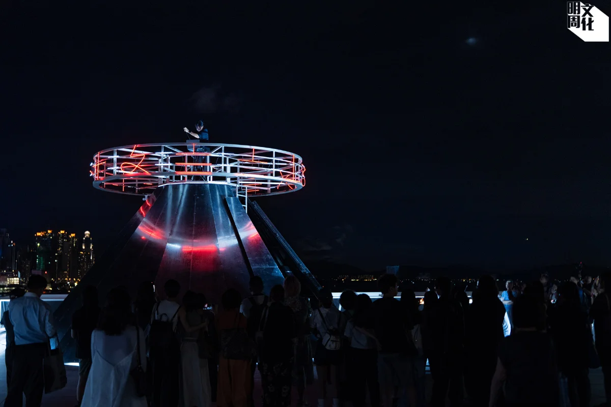 「燈塔」是結合霓虹燈光、聲音與科技的沉浸式裝置空間，正是媒體藝 術創作的很好示範。