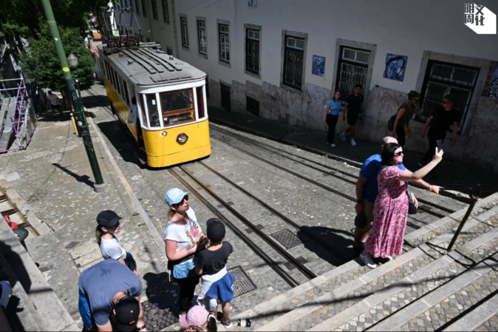 來自各地的遊客喜歡與葡萄牙里斯本的榮耀列車合照