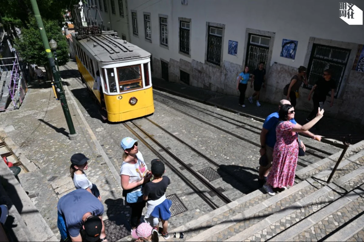 來自各地的遊客喜歡與葡萄牙里斯本的榮耀列車合照