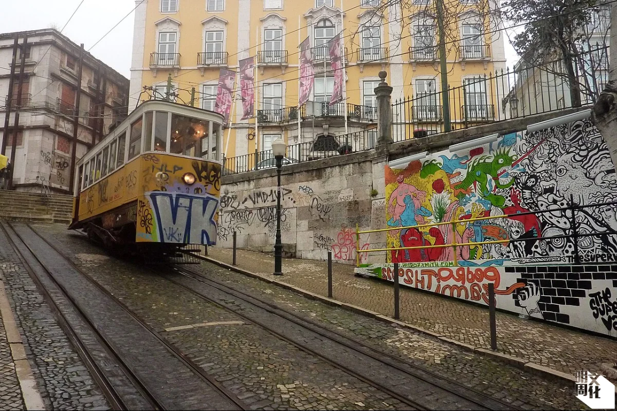 從光復廣場出發，上山下山，雙程票價4.2歐羅 (約38港元)，每程車程約3分鐘。