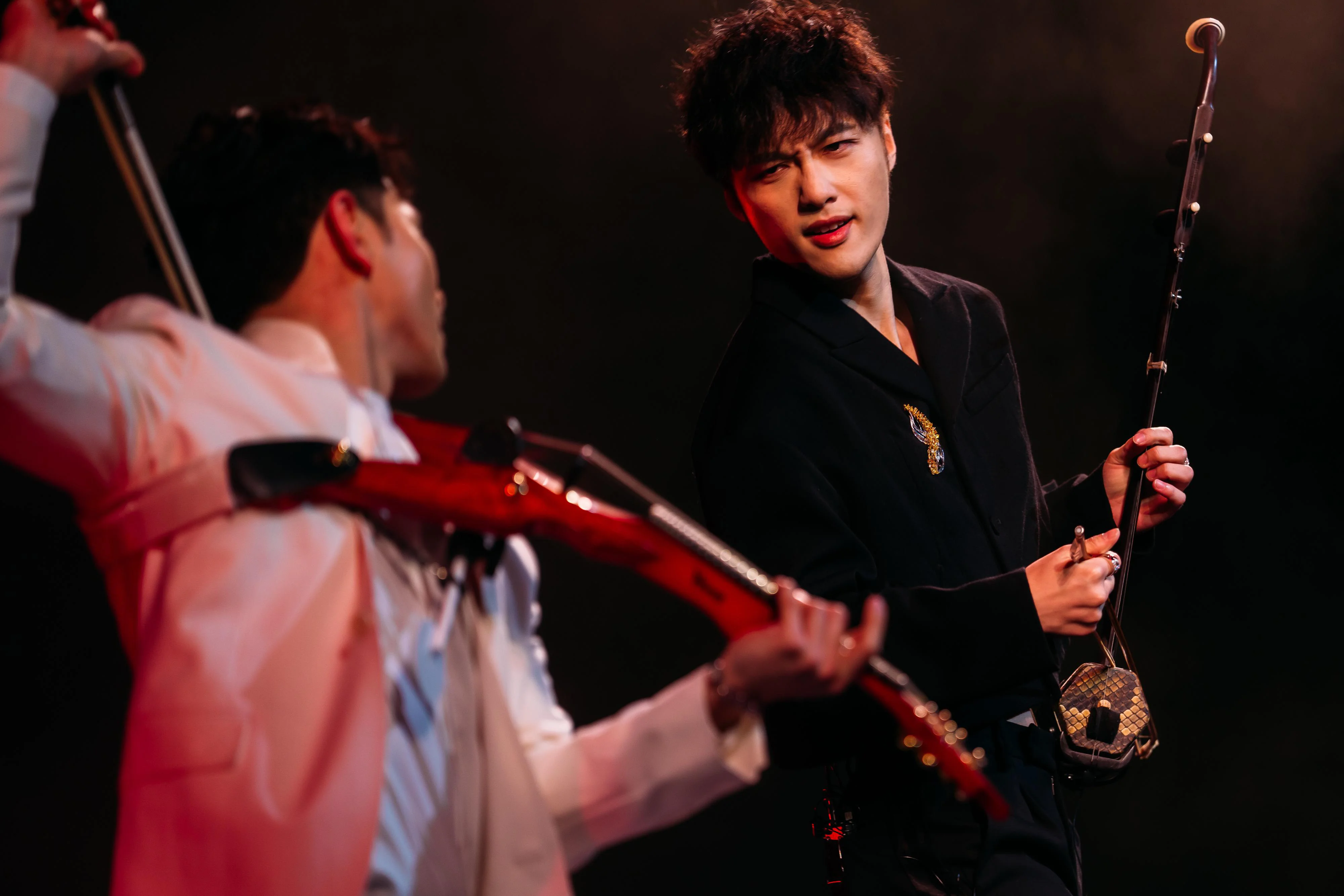朱芸編積極嘗試跨界創新，他在今年亞洲電影大獎開幕典禮上與小提琴合奏。（由受訪者提供）