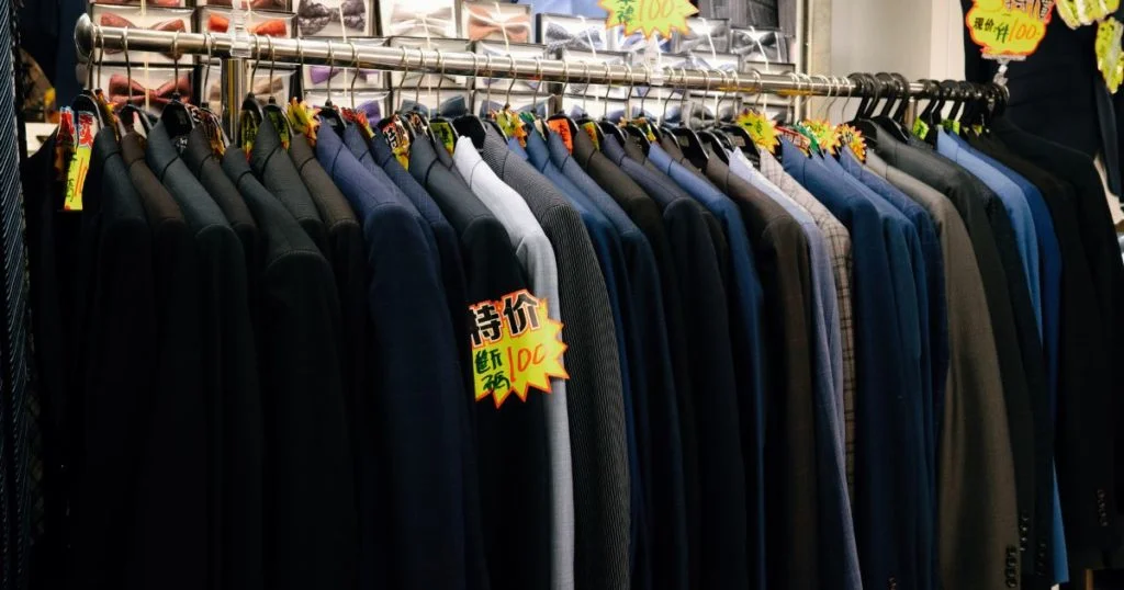 荷里活購物中心的西裝店機乎大部分都在減價促銷。