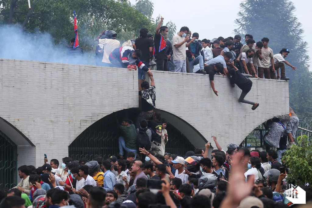 尼泊爾年輕示威者成功突破國會大樓的防線。