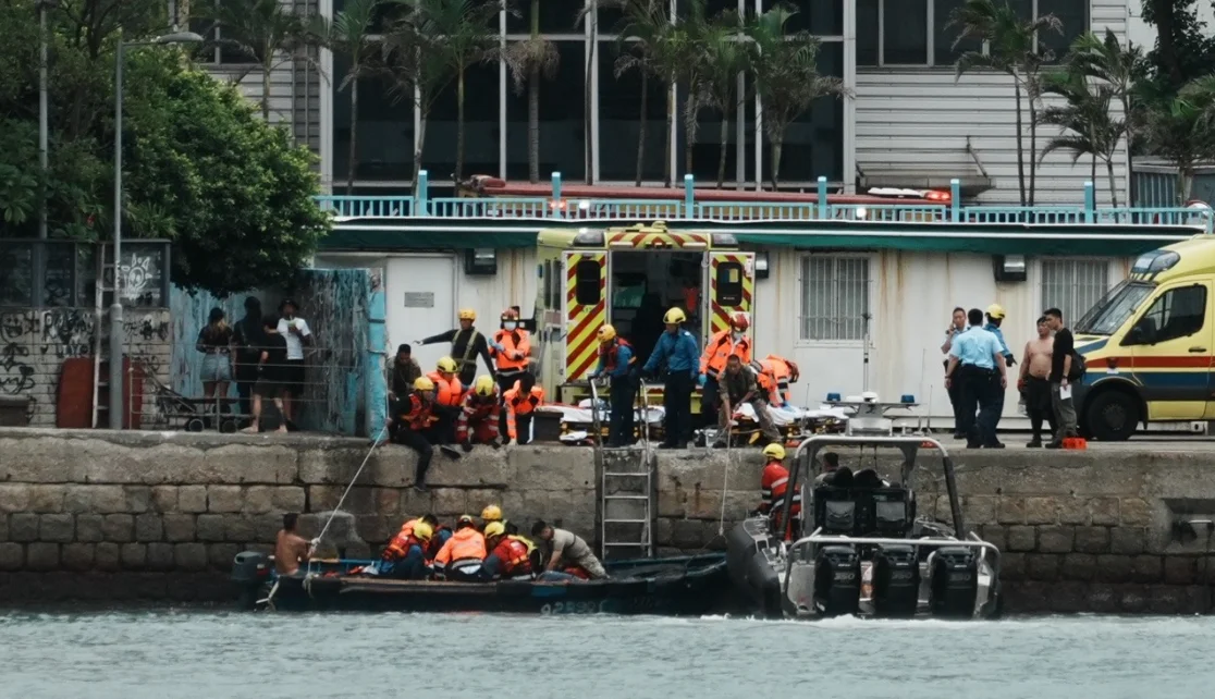 樺加沙襲港期間，救援人員柴灣對開海面救人情形。