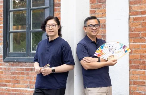 7A班戲劇組藝術總監梁承謙博士(一休)(右)與藝術教育主任薛海暉(左)