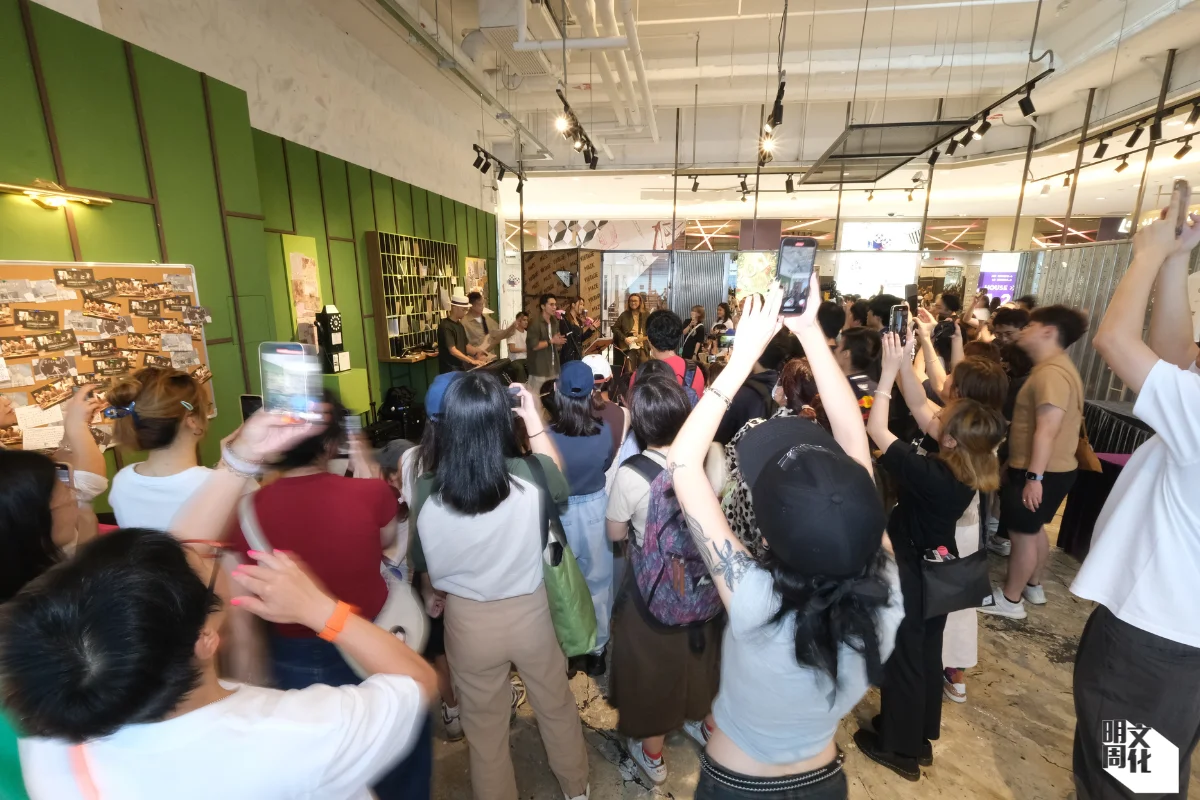 訪問當日是 Nowhere Boys 的小型音樂會，大批歌迷來捧場，主音 Van 覺得氣氛有點似十年前他們夾 band、每星期跑 livehouse 演出，大家近距離互動。