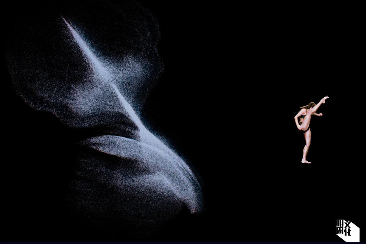 整個舞蹈裝置全長五十七分鐘，不時出現不規則的顏色氣團（左），氣團慢慢突破熒幕、懸浮半空，所有人都會伸出雙手，嘗試觸摸它。而 舞者的身體（右）亦立體得令人震撼。