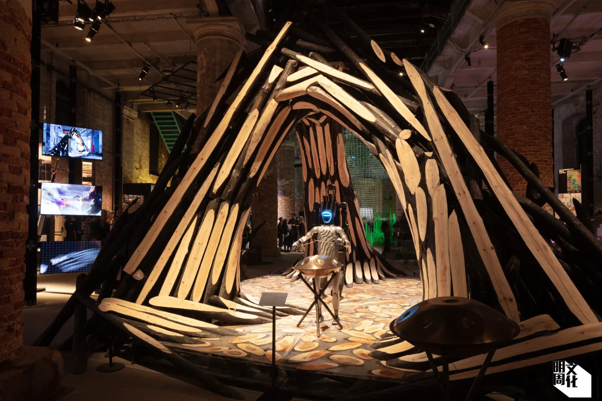 中國Co-Poiesis木亭內，特設智能機械人彈奏音樂，探索人工智慧與建築關係。（Luca Capuano攝）