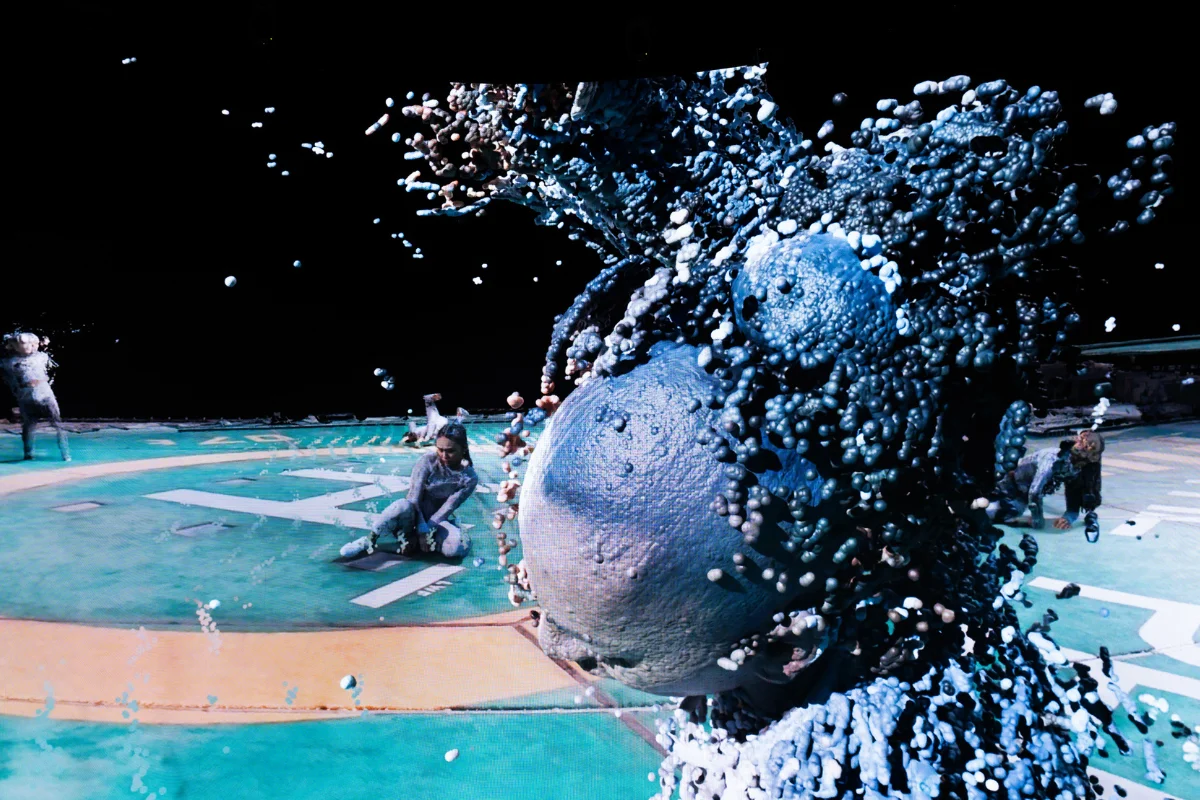 香港半島酒店天台停機坪實景，出現在360度立體屏幕上，十數個舞者化作立體粒子，粒子飛出熒幕，穿過觀眾。