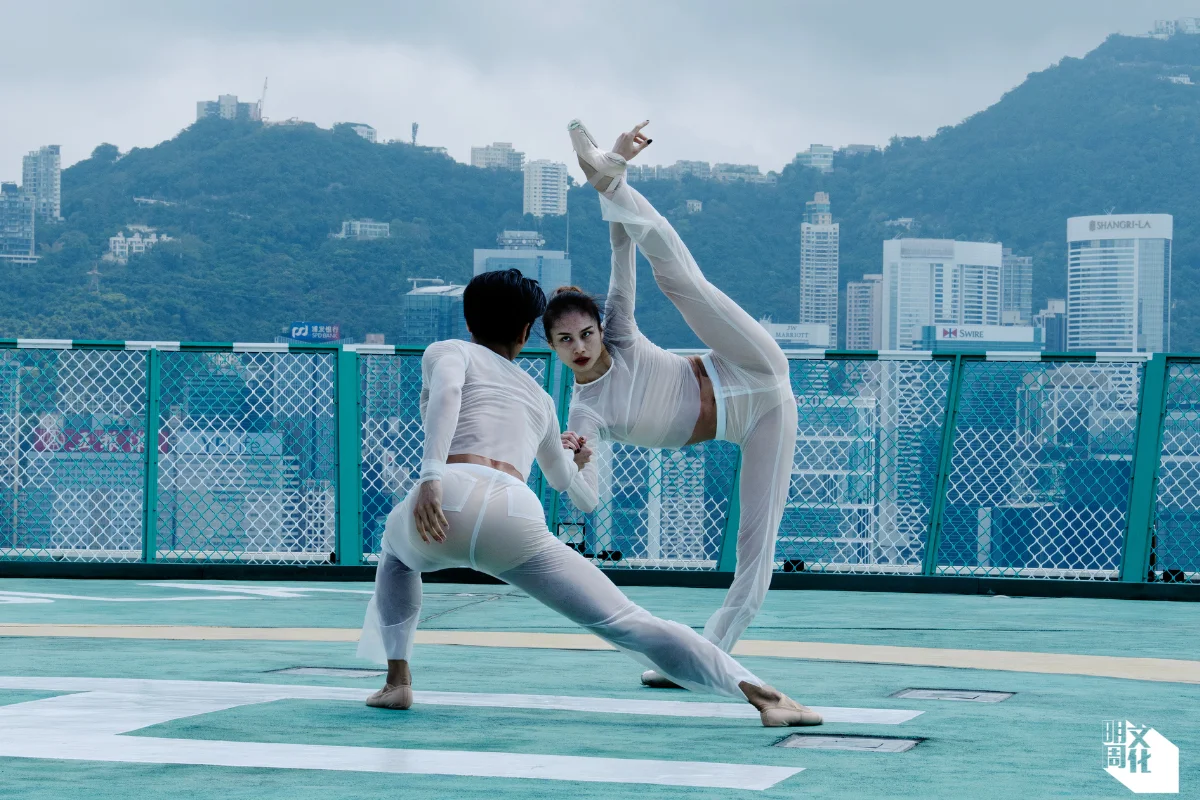 香港芭蕾舞團九位舞者參與其中，包括關剛多（左）和汪慶欣的雙人舞。