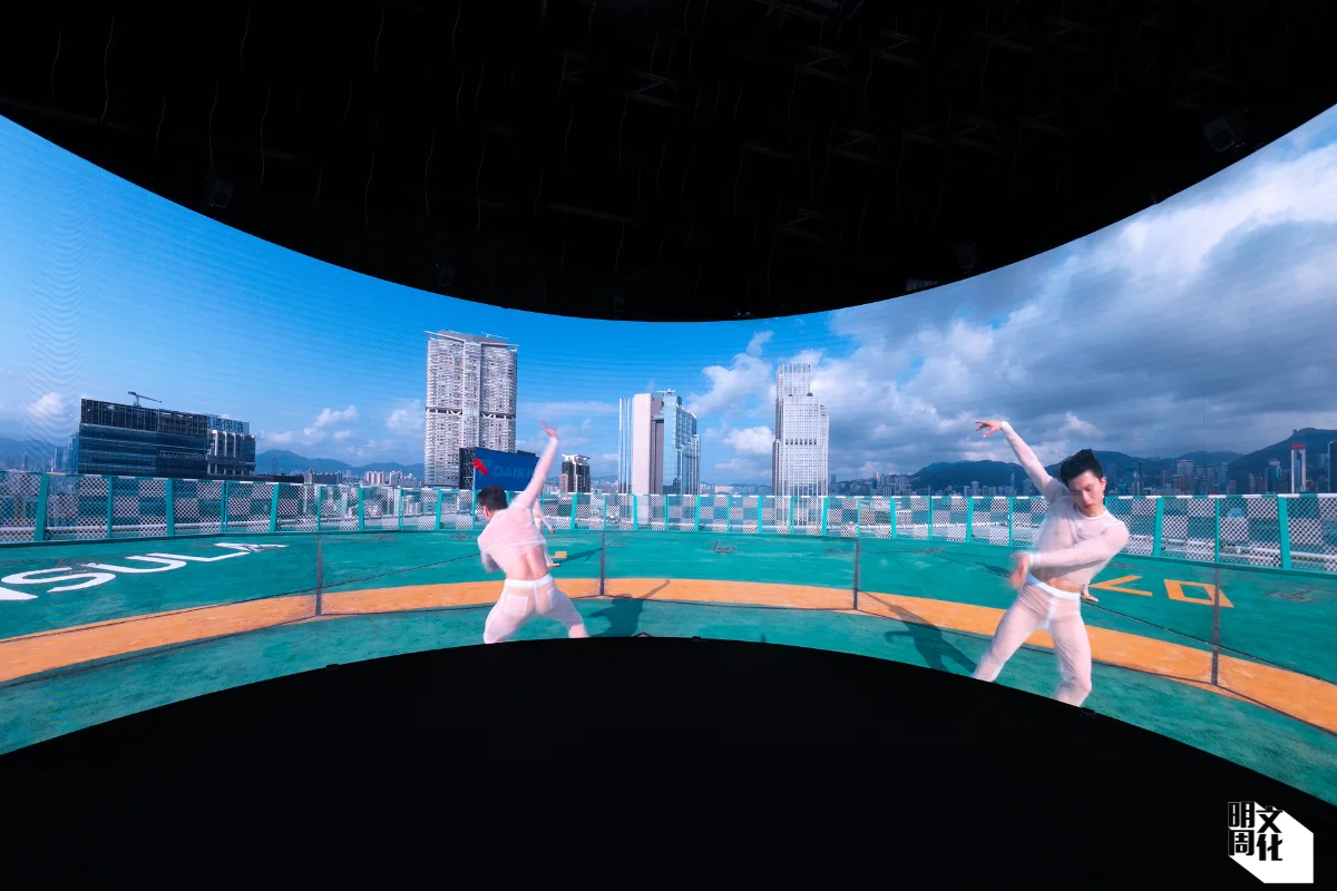 全景呈現尖沙咀高樓天際線與舞蹈動作，舞者跑過身旁時，彷彿真的感受到風，如臨現場。