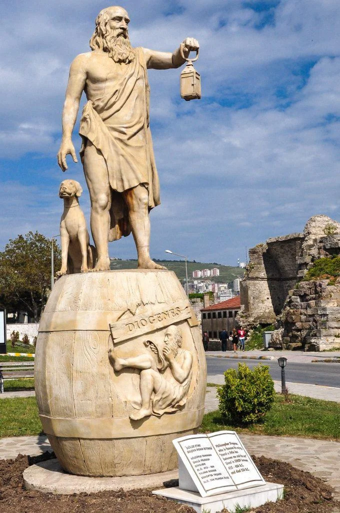 Alper在土耳其旅途中偶遇第 歐根尼的雕像。細閱這個哲學 家的故事後，覺得第歐根尼的 理念與自己的信念十分契合。