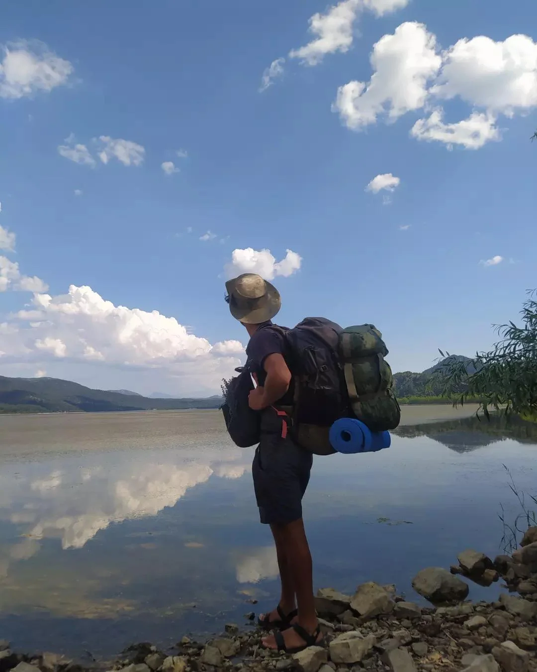 揹上大背囊，頭戴太 陽帽，Alper帶着簡 單行裝探索世界。