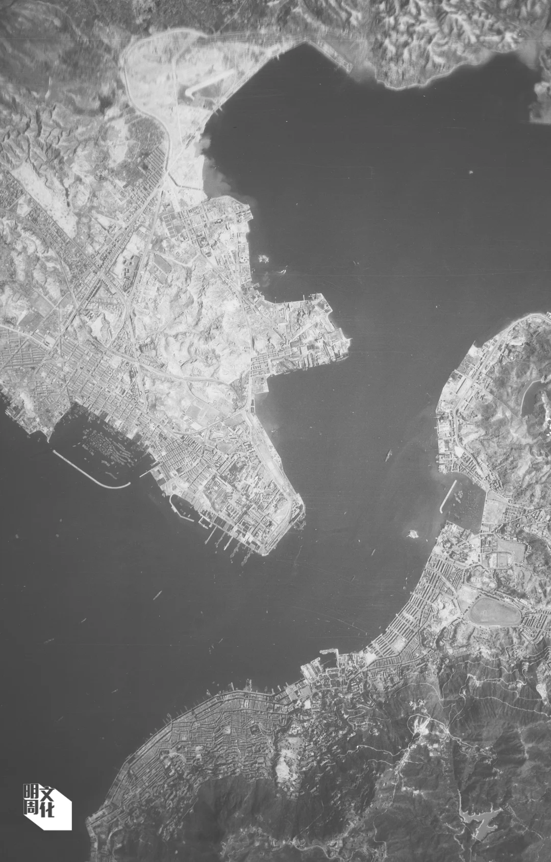 從這張航拍照片，我們可窺見日據時期維港兩岸的情況，包括昔日中、上環及灣仔一帶的海岸線。