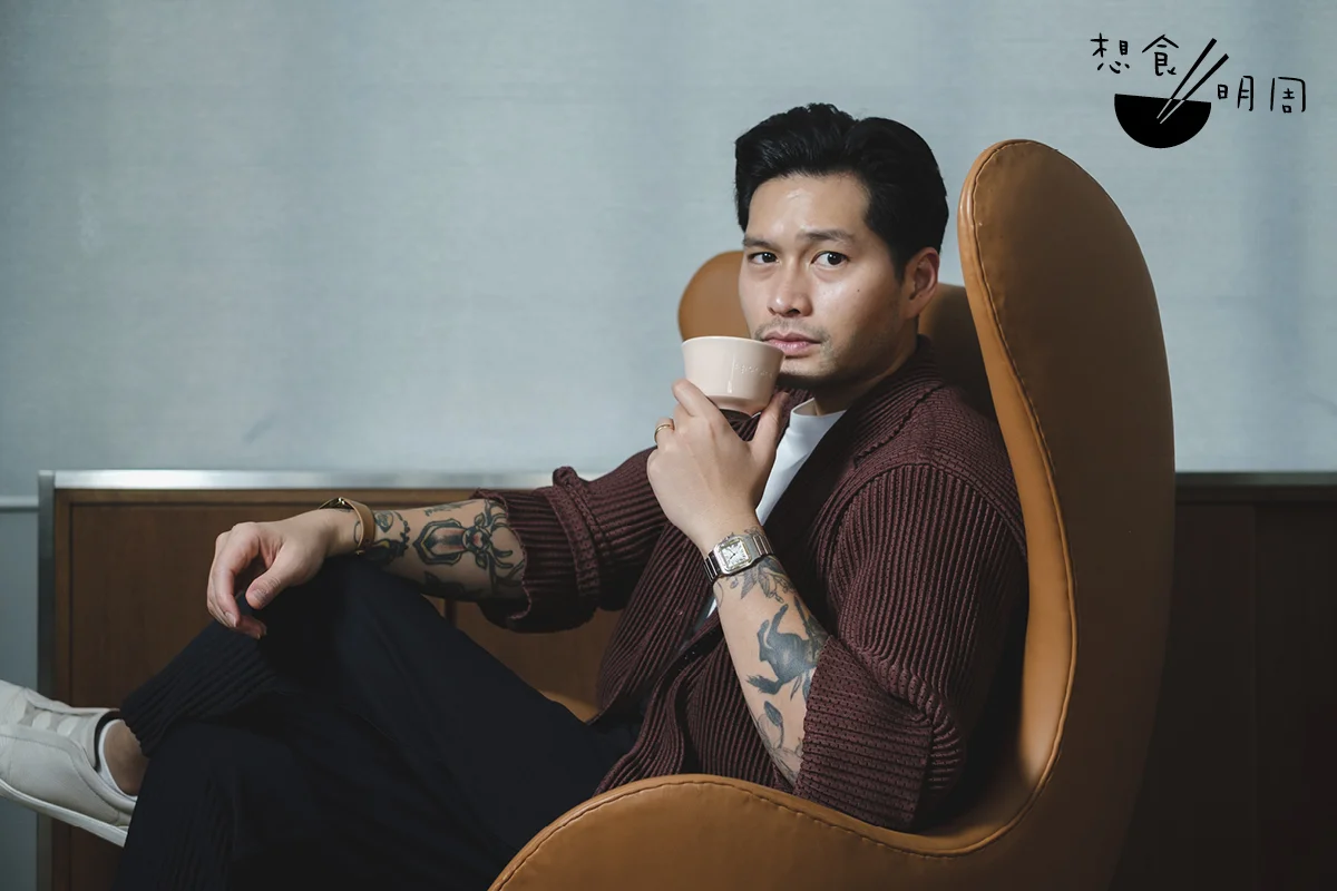 Mikael Jasin生於印尼,是國際著名咖啡師及創業家。他曾於二〇一九年贏得印尼咖啡師大賽冠軍,並在二〇二四年世界咖啡師大賽中獲得 冠軍,創下印尼歷史最佳成績。他對咖啡的熱情始於二〇一二年、在墨爾本大學攻讀心理學及文化研究的時候。二〇一七年,他在印尼創立咖啡品牌Omakafe,致力推動印尼咖啡文化,並注入永續、公平貿易等理念。他希望讓世界看見印尼咖啡的獨特風味,並把咖啡視為改變社會的力量。