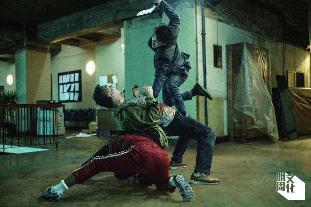 《火遮眼》以「硬橋硬馬真功夫」為號召，上演連場高密度動作戲碼，被外媒評為近年最出色的動作片。