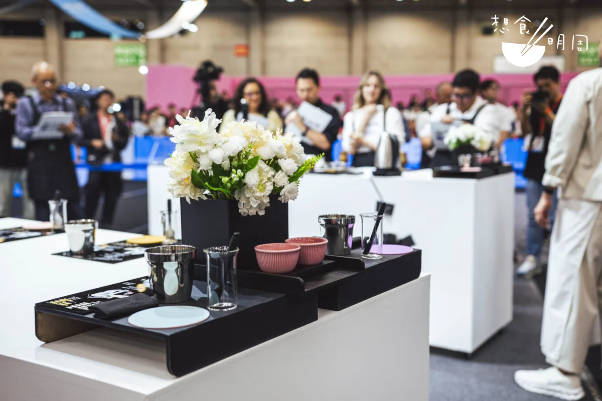 比賽場上放置的白花,也是Mikael精心設計的一部分。