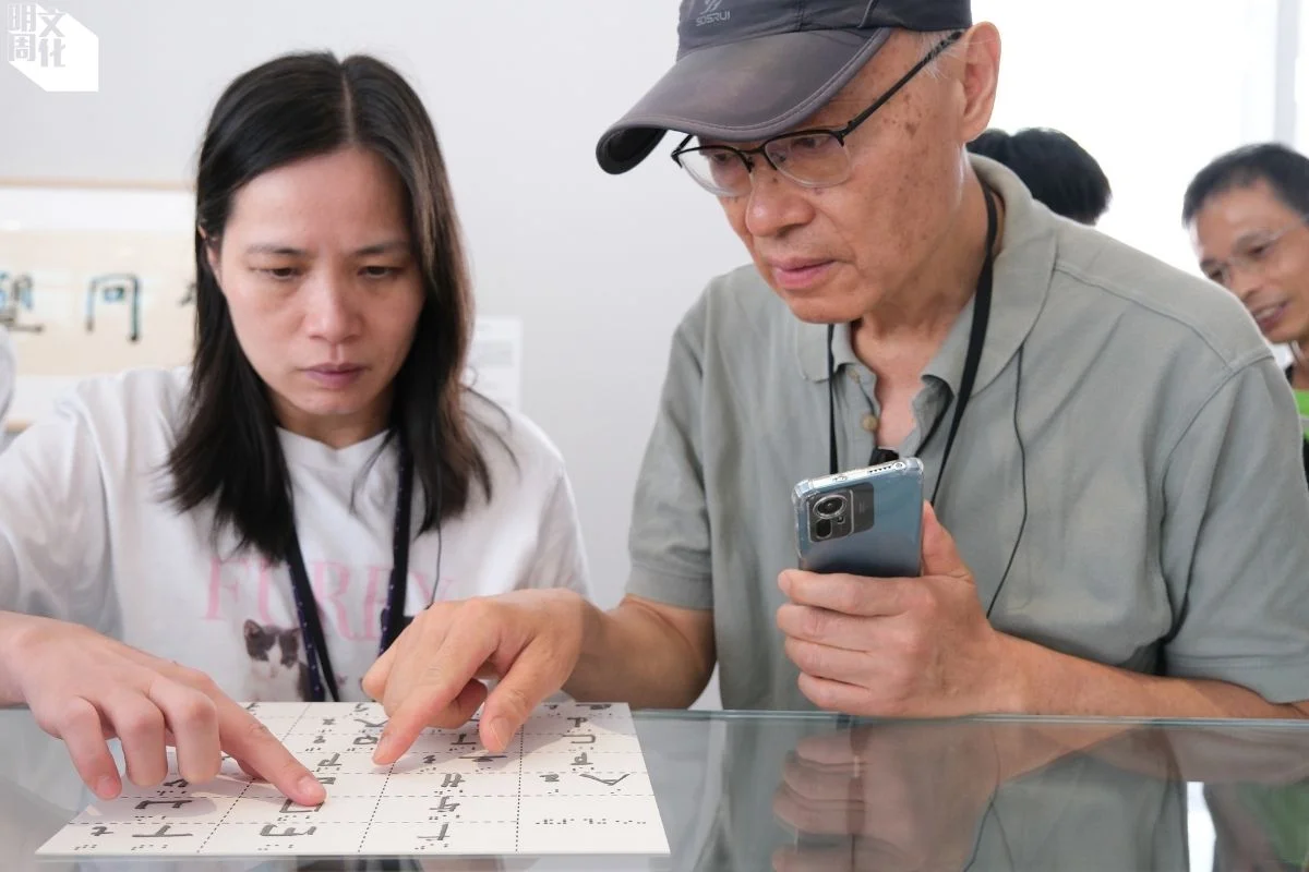 香港藝術館於今年三月底首次展出知名藝術家徐冰的代表作《英文方塊字書法》，Jacky與同事除了負責協助籌辦通達導賞團。