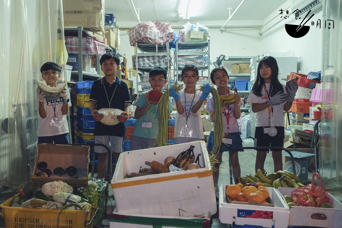 參加活動的孩子們大多是小學三、四年級，所認識的蔬果類名詞有限，面對眼前各式各樣的瓜果葉菜，正是另一個大開眼界的機會。