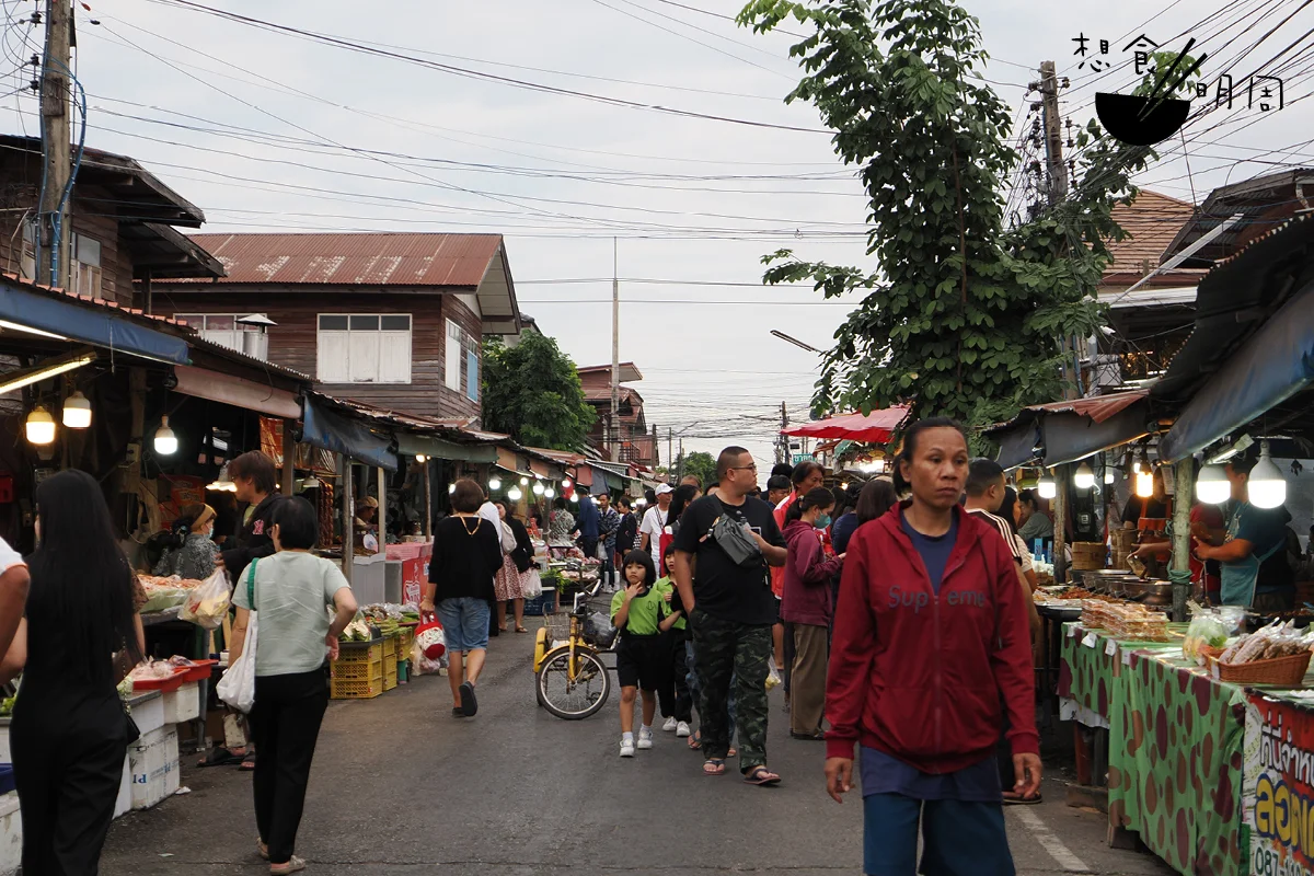 每逢傍晚，大型市場Kham Hai Market便活絡起來。當地人都愛在此搜購時令食材，或光顧烤肉串燒店。