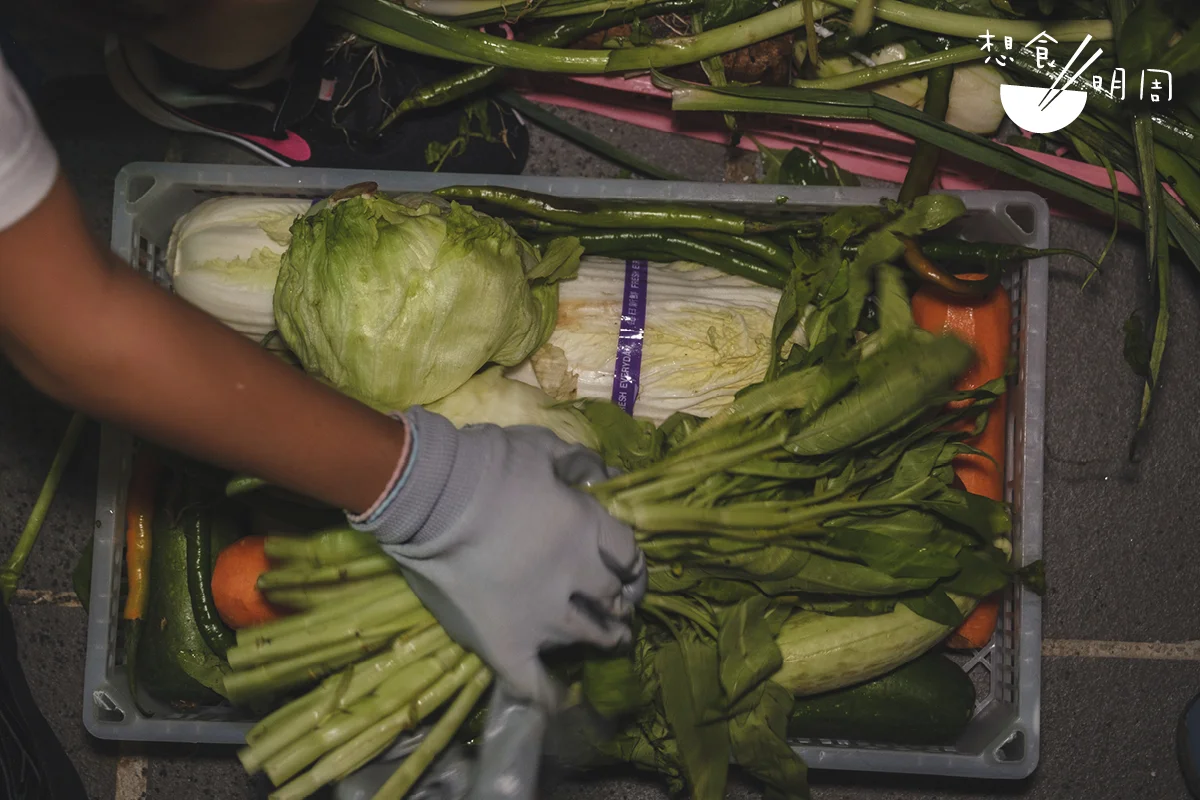 再送出所回收的食物之前，義工會檢查食物狀態， 例如削去西蘭花明顯爛處、丟棄已經出水的菇菌。