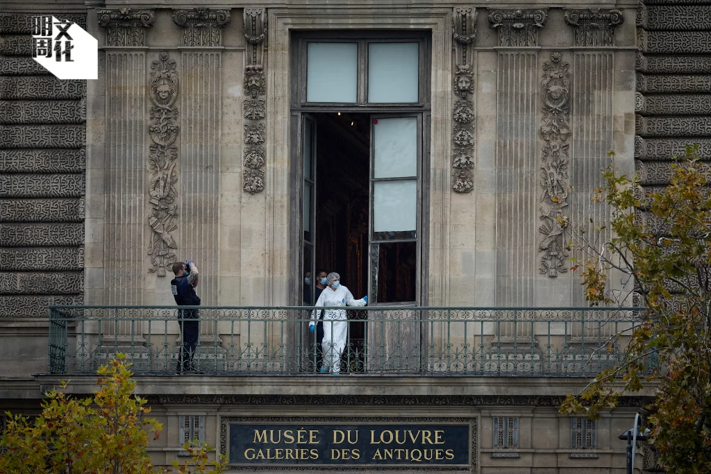 2025年10月19日，法國巴黎，一名法國法醫正在檢查羅浮宮博物館展廳被砸壞的窗戶和陽台。