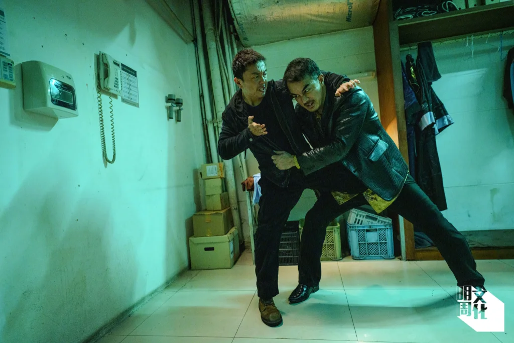 《火遮眼》在泰國取景，全英語拍攝，陣容國際化，全片由頭打到尾激戰連場。 