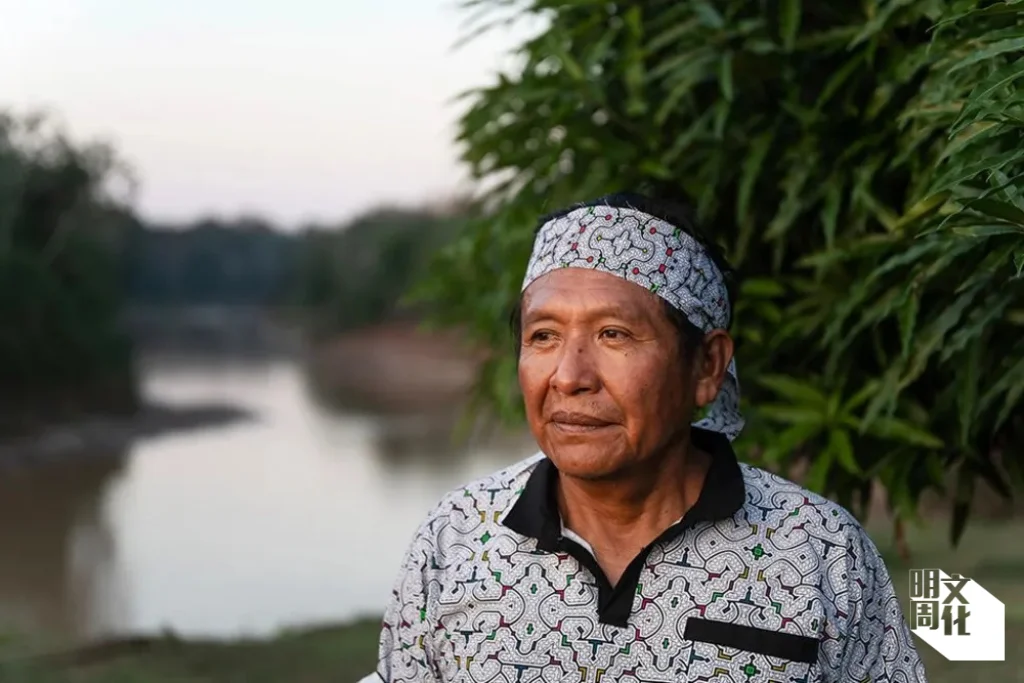 托馬斯居於Nueva Oceania