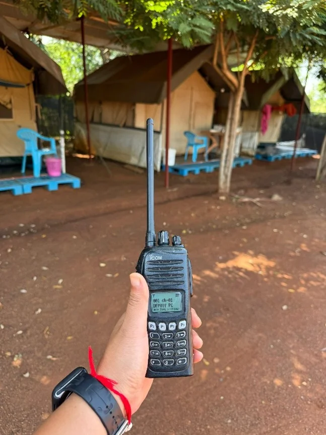 在馬魯瓦和博馬市，無線電對講機是救援項目中重要的溝通工具。＠Seinn提供照片 