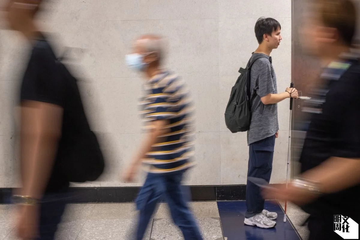 除港鐵月台空隙外，香港失明人協進會會長黃俊恒指，金鐘站視障人士東鐵線引路徑與放工轉車人潮呈相反方向，視障人士如同逆流而上。
