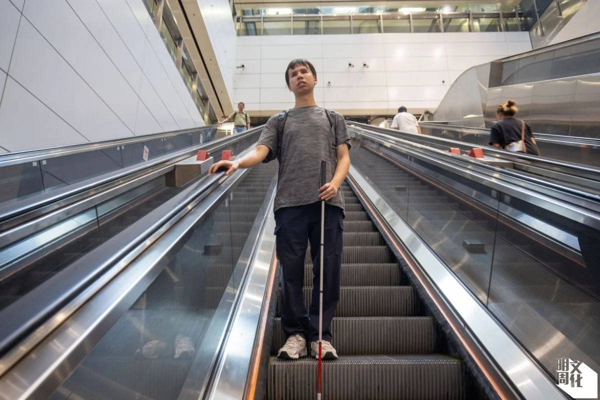 智廉指，金鐘站扶手電梯提示電梯目的地的錄音播放間距過寬，一旦視障人士錯過而誤上錯誤電梯，如同陷入輪迴，不易回到正確的道路。