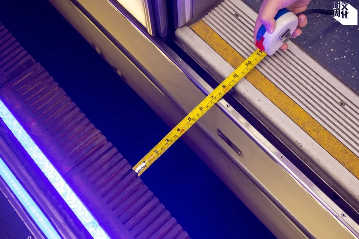 近年港鐵在部分空隙較闊的月台幕門增設燈光提示，但全失明人士其實同樣看不見。