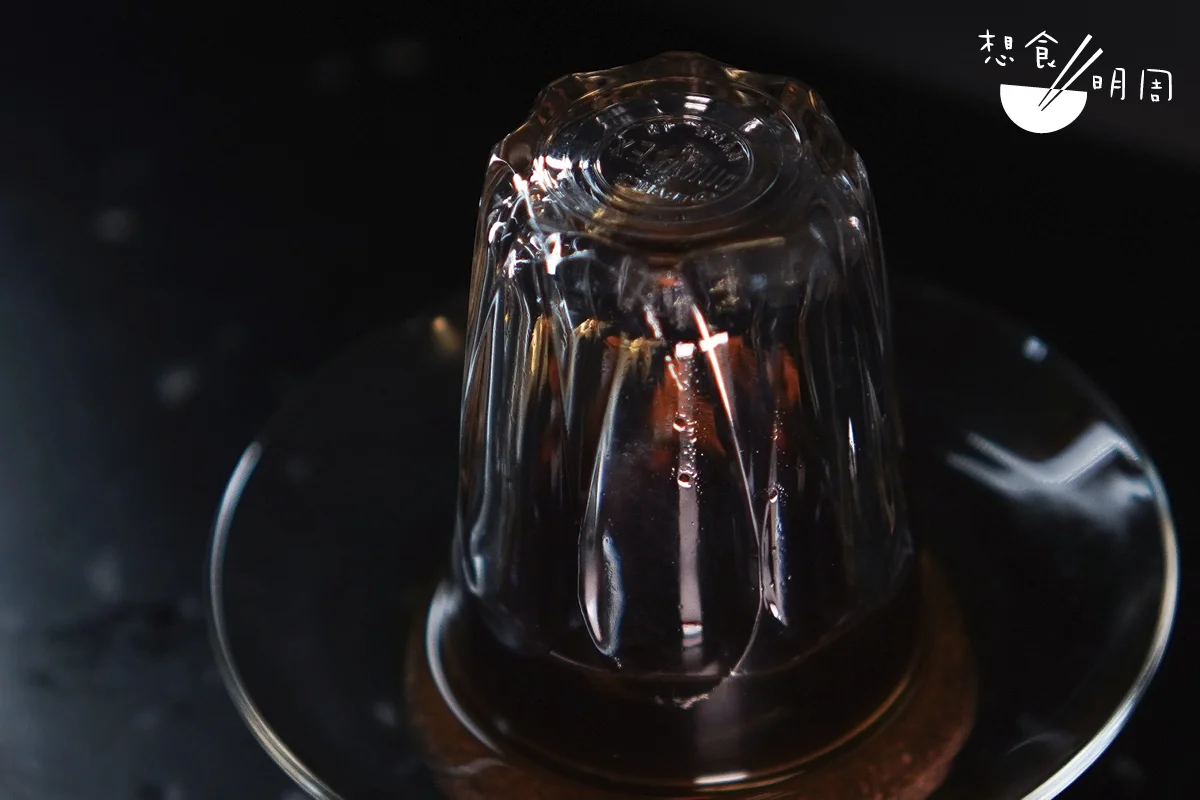 Omakafe的招牌飲品，參考印尼傳統咖啡Kupi Khop（倒立咖啡）而設。喝的時候，客人要先將咖啡杯倒置，感受最多的咖啡香氣和溫度。