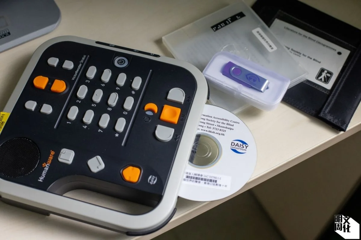 圖書館設借用有聲書及口述歷史服務，借出光碟及USB予視障人士閱讀。