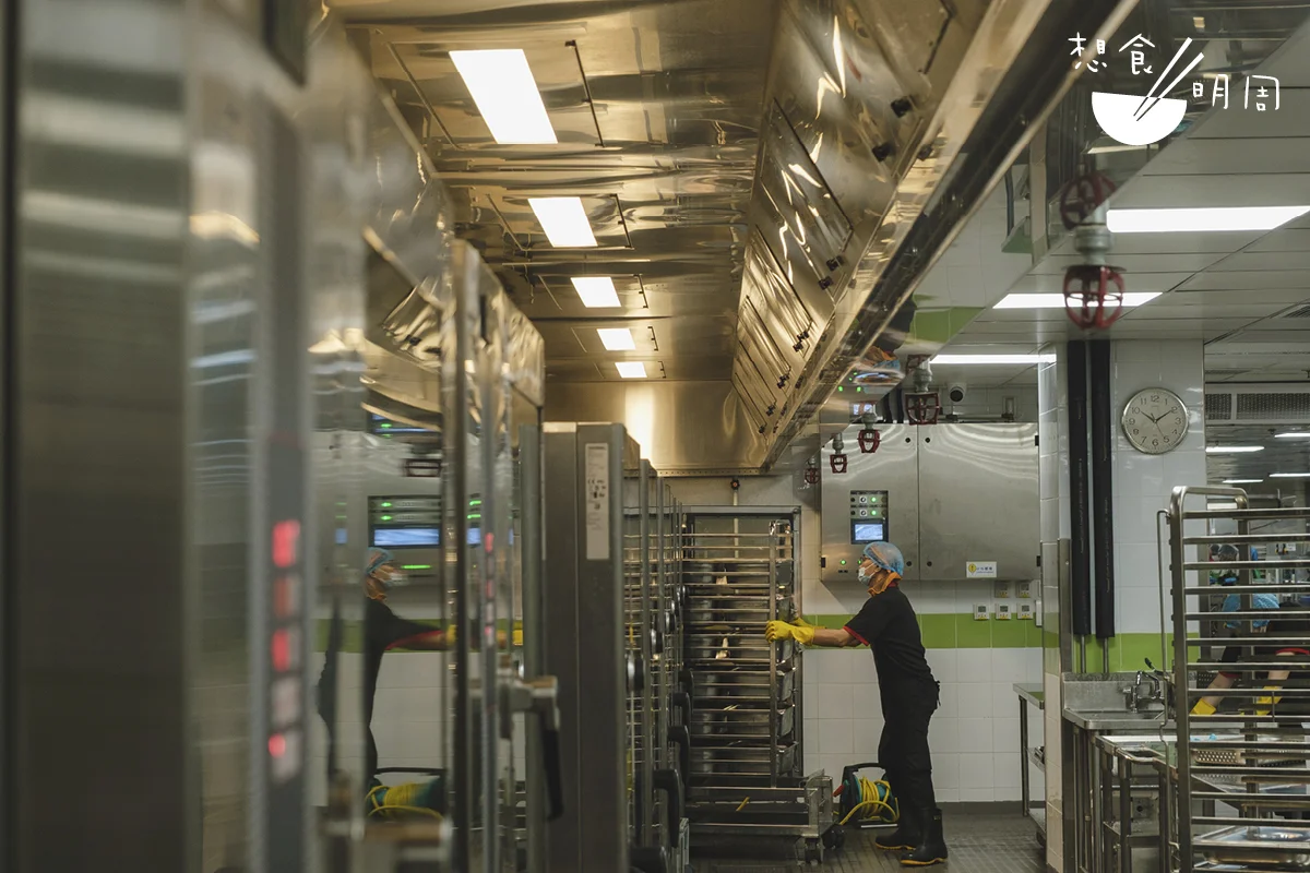 目前惜食堂與約二百五十個「下游」機構合作，包括社福組織、教會等，藉其強大的地區網絡，讓飯餐成為接觸更多需要幫助家庭的橋樑。