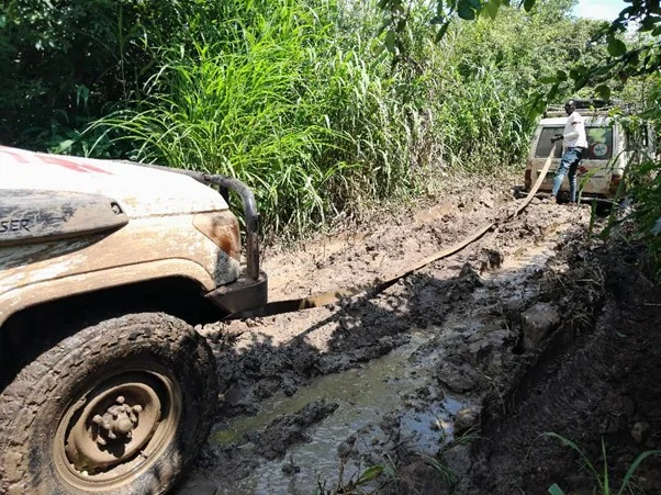 拖拉機正在協助拖出陷入泥濘的車輛。＠Seinn提供照片 