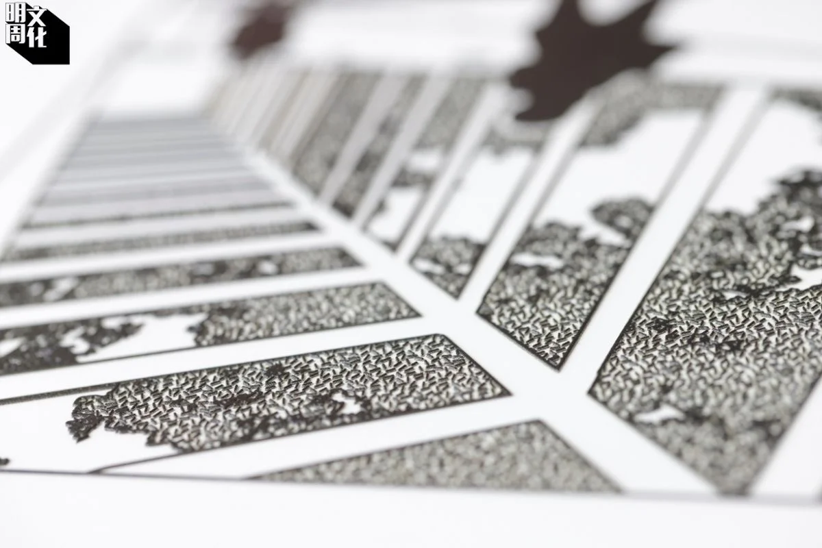 Mary把通道的透明上蓋用直線配上鏤空設計，再用背景的大樹襯托。