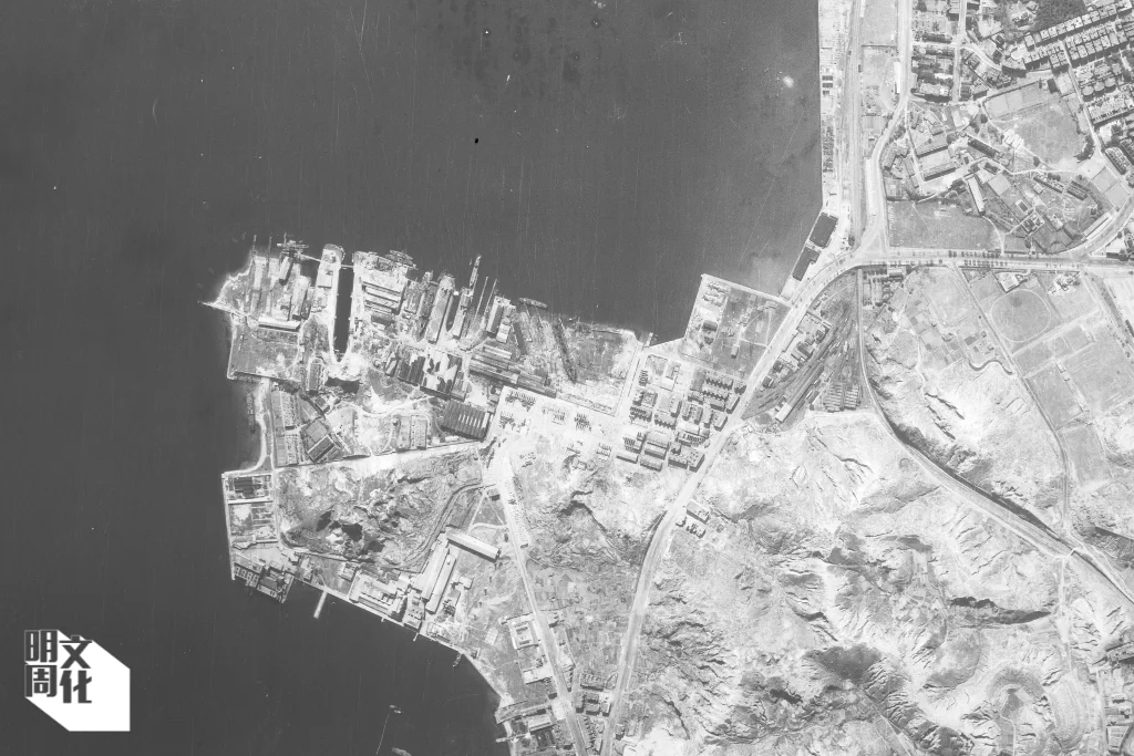 盟軍自一九四二年至一九四五年期間對日佔香港進行了轟炸，空拍照片亦記錄了空襲前後的城市景觀。其中一九四四年為了破壞黃埔船塢而發動的 紅磡大規模轟炸行動造成九百多名平民喪生，是有記載以來最慘痛的一役。從照片可見紅磡經歷轟炸前後，觀音廟至今仍然存在。